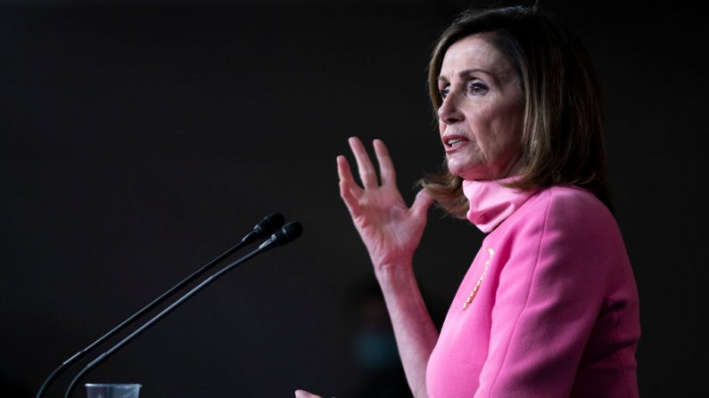 La Presidenta de la Cámara de Representantes de EE.UU., Nancy Pelosi (D-CA), habla durante una conferencia de prensa semanal el 4 de junio de 2020 en Washington, DC. (Sarah Silbiger/Getty Images)