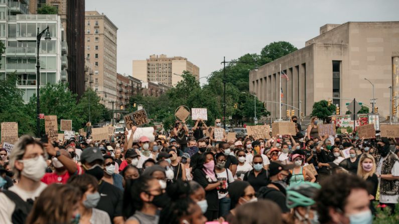 Manifestantes que denuncian el asesinato el 25 de mayo de George Floyd por un policía de Minneapolis, el 4 de junio en la ciudad de Nueva York. (Scott Heins/Getty Images)