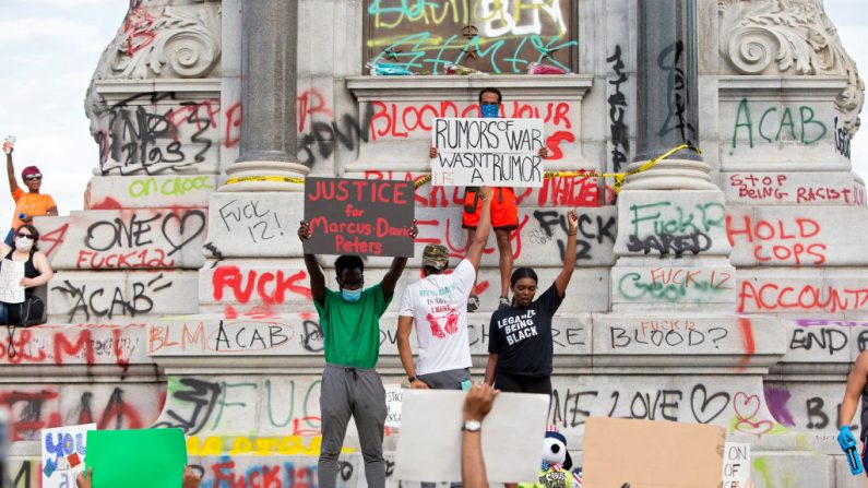 La gente se reúne alrededor de la estatua de Robert E. Lee en la Avenida Monument en Richmond, Virginia, el 4 de junio de 2020, en medio de continuas protestas por la muerte de George Floyd bajo custodia policial. (Foto de RYAN M. KELLY/AFP vía Getty Images)