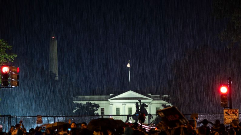 La lluvia cae sobre una protesta por la muerte de George Floyd, cerca del Parque Lafayette y la Casa Blanca, el 4 de junio de 2020 en Washington, DC. (Drew Angerer/Getty Images)