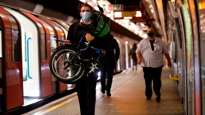 Un viajero lleva una mascarilla mientras camina por el andén de una estación de metro en Londres, Reino Unido, el 5 de junio de 2020.(TOLGA AKMEN/AFP vía Getty Images)