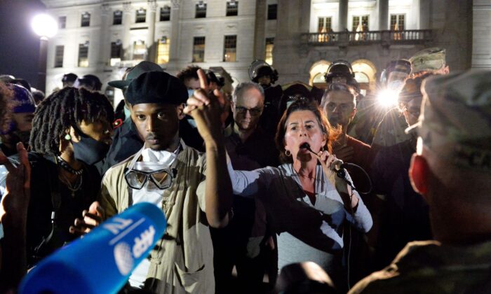 La gobernadora Gina Raimondo (Centro) se dirige a los manifestantes durante las protestas de Black Lives Matter, en Providence, RI, el 5 de junio de 2020. (Joseph Prezioso/AFP a través de Getty Images)