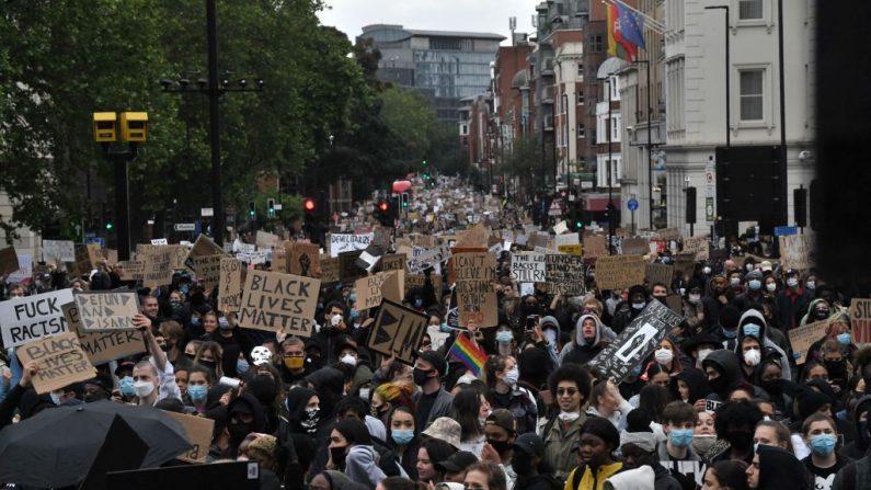 Manifestantes se dirigen hacia el puente Vauxhall en Londres, Reino Unido, el 6 de junio de 2020, durante una acción de protesta tras el asesinato de George Floyd, un hombre afroamericano, por un policía en Minneapolis (EE.UU.). (DANIEL LEAL-OLIVAS/AFP vía Getty Images)