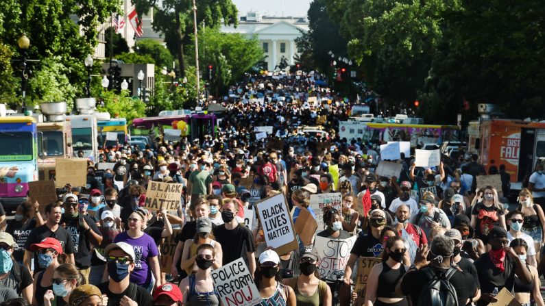 Los manifestantes marchan cerca de la Casa Blanca durante una manifestación contra la brutalidad policial, en Washington, DC, el 6 de junio de 2020. (OLIVIER DOULIERY/AFP vía Getty Images)