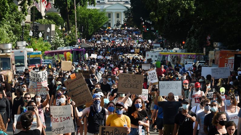 Los manifestantes marchan cerca de la Casa Blanca durante una manifestación contra el racismo y la brutalidad policial, en Washington, DC, el 6 de junio de 2020. (Olivier DOULIERY/AFP a través de Getty Images)