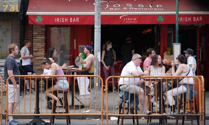 La gente conversa al aire libre en bares y restaurantes del barrio de Hells Kitchen de Nueva York el 7 de junio de 2020. (Bryan R. Smith/AFP vía Getty Images)