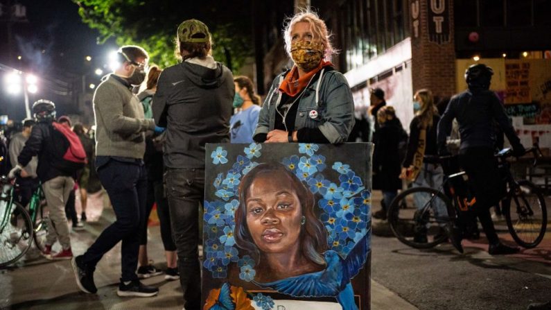  Una manifestante sostiene una pintura de Breonna Taylor durante una protesta cerca de la Comisaría Este del Departamento de Policía de Seattle el 7 de junio de 2020 en Seattle, Washington. (David Ryder/Getty Images)
