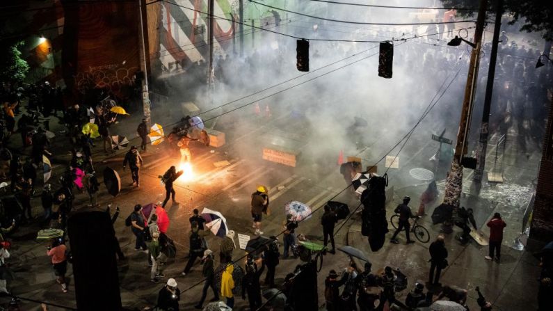 Los manifestantes se enfrentan a la policía cerca de Seattle Police Departments East Precinct el 7 de junio de 2020 en Seattle, Washington. Temprano en la noche, un sospechoso se dirigió a la multitud de manifestantes y disparó a una persona, lo cual sucedió después de un día de protestas pacíficas en toda la ciudad. Más tarde, la policía y los manifestantes se enfrentaron violentamente. (Foto de David Ryder/Getty Images)