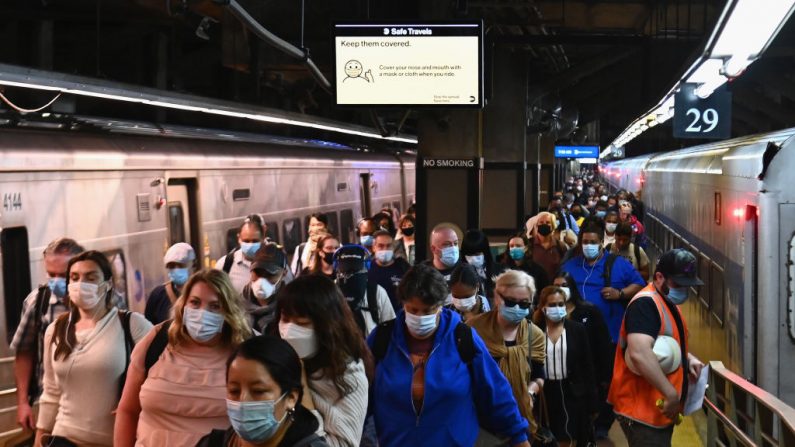 Los viajeros llegan a la Estación Grand Central con el Metro-Norte durante la hora punta de la mañana del 8 de junio de 2020 entre pandemia de covi-19 en la ciudad de Nueva York (EE.UU.). (Angela Weiss / AFP/Getty Images)