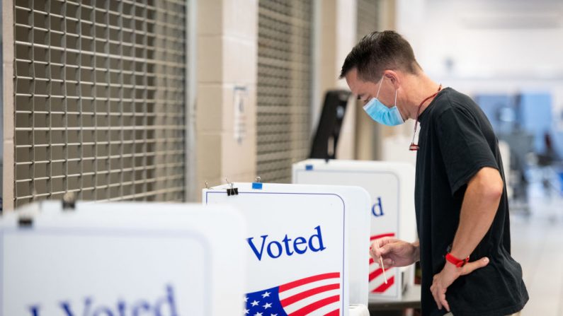 Un ciudadano vota con un hisopo en la Escuela Secundaria Dreher el 9 de junio de 2020 en Columbia, Carolina del Sur. Georgia, Nevada (EE.UU.). (Foto de Sean Rayford/Getty Images)