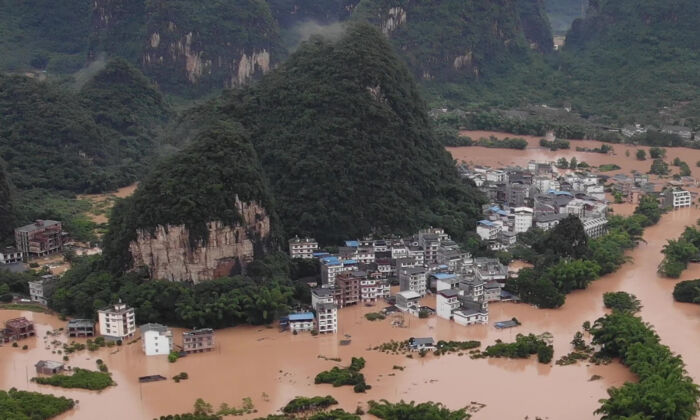 Calles y edificios quedaron sumergidos bajo las aguas en Yangshuo, en el sur de la región de Guangxi en China, el 7 de junio de 2020. (STR/AFP vía Getty Images)