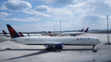 Delta, última aerolínea en abandonar la política de asientos vacíos en EE.UU.
