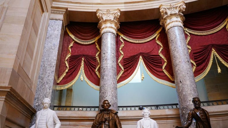 Una estatua de Jefferson Davis (2º Izq.), presidente de los Estados Confederados, por el artista Augustus Lukeman se ve en la Sala de Estatuas del Capitolio de EE.UU. en Washington, DC el 11 de junio de 2020. (Foto de MANDEL NGAN / AFP) (Foto de MANDEL NGAN/AFP a través de Getty Images)
