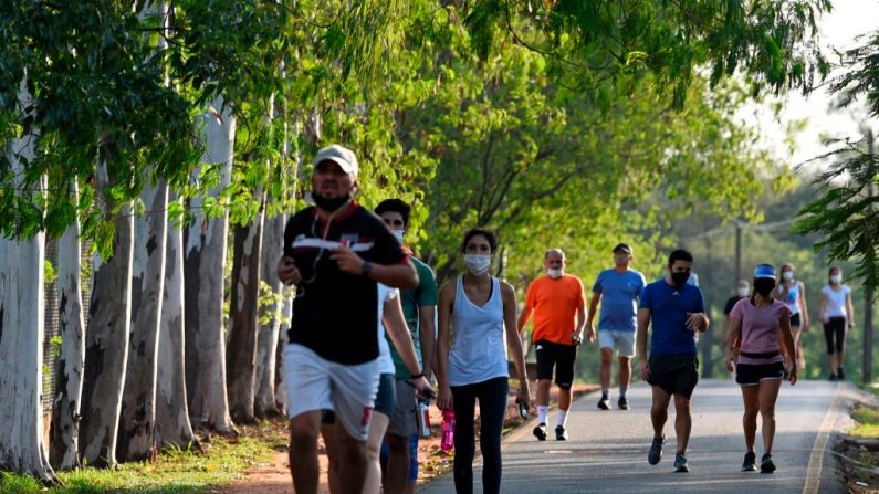 La gente camina y corre en un parque de Luque, Paraguay, el 12 de junio de 2020, tras el anuncio del Ministerio de Salud de la "cuarentena inteligente" fase 3 -para el próximo 15 de junio- dentro de la pandemia de COVID-19. (Foto de NORBERTO DUARTE/AFP vía Getty Images)