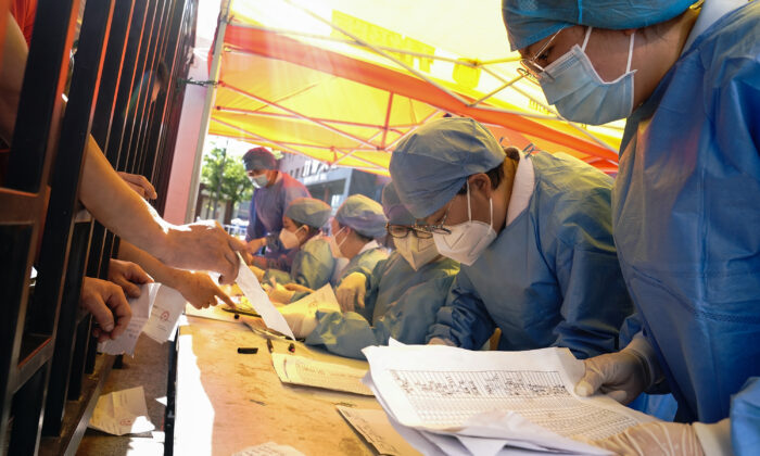 Trabajadores médicos clasifican los resultados de las pruebas de ácido nucleico de los ciudadanos en un hospital de Beijing, China, el 14 de junio de 2020. (Lintao Zhang/Getty Images)