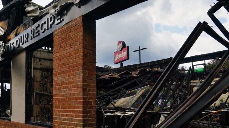 Un restaurante de Wendy´s  fue quemado después de la muerte de Rayshard Brooks por un policía, en el estacionamiento del sitio, el 14 de junio de 2020, en Atlanta, Georgia. (ELIJAH NOUVELAGE/AFP a través de Getty Images)