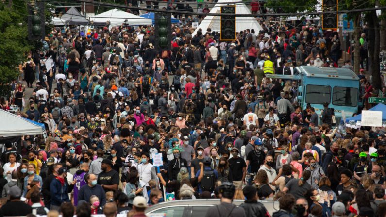 La gente camina por la calle East Pine durante los eventos de Black Lives Matter en la llamada "Protesta Organizada de Capitol Hill" el 14 de junio de 2020 en Seattle, Washington. (David Ryder/Getty Images)