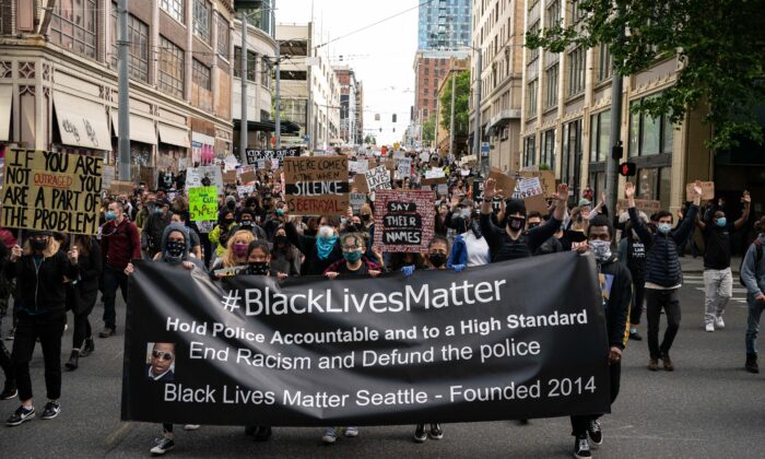 Los manifestantes de Black Lives Matter marchan por una calle del centro de Seattle, Washington. el 14 de junio de 2020. (David Ryder/Getty Images)