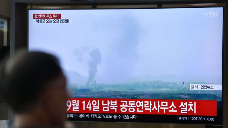 La gente ve una pantalla de noticias de televisión que muestra una explosión de la oficina de enlace intercoreana en el Complejo Industrial Kaesong de Corea del Norte, en una estación de ferrocarril en Seúl (Coreal del Sur) el 16 de junio de 2020. (Foto de JUNG YEON-JE/AFP vía Getty Images)