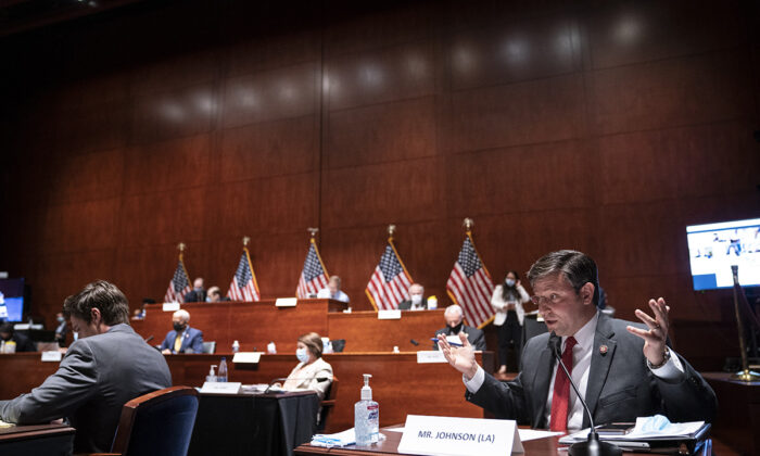 El representante Mike Johnson (R-Calif.), habla durante una sesión del Comité Judicial de la Cámara sobre HR 7120, la "Ley de Justicia en la Policía de 2020", en el Capitolio de Estados Unidos en Washington, el 17 de junio de 2020. (Sarah Silbiger/Getty Images)
