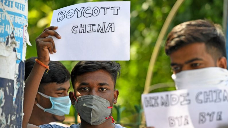 Manifestantes muestran pancartas instando a los ciudadanos a boicotear los productos chinos durante una manifestación en Nueva Delhi el 18 de junio de 2020. (Prakash Singh/AFP vía Getty Images)