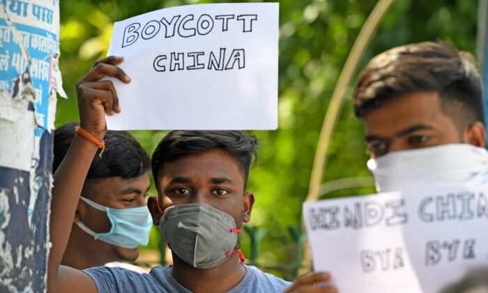 Manifestantes contra China muestran pancartas que instan a los ciudadanos a boicotear los productos chinos durante una manifestación en Nueva Delhi el 18 de junio de 2020. (Prakash Singh/AFP/Getty Images)