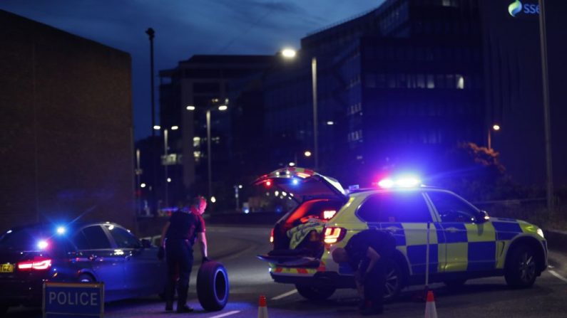 Agentes de policía cambian el neumático de un vehículo en el cordón policial cerca del parque Forbury Gardens en Reading, al oeste de Londres (Inglaterra), el 20 de junio de 2020 tras un incidente de apuñalamiento. (Foto de ADRIAN DENNIS/AFP vía Getty Images)