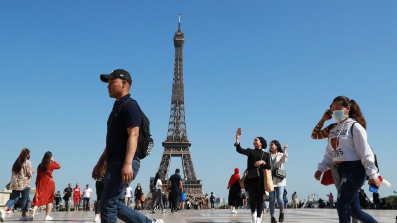 La gente, algunos con mascarilla, caminan por la Plaza del Trocadero frente a la Torre Eiffel, el 22 de junio de 2020, en París (Francia). (Ludovic Marin/AFP vía Getty Images)