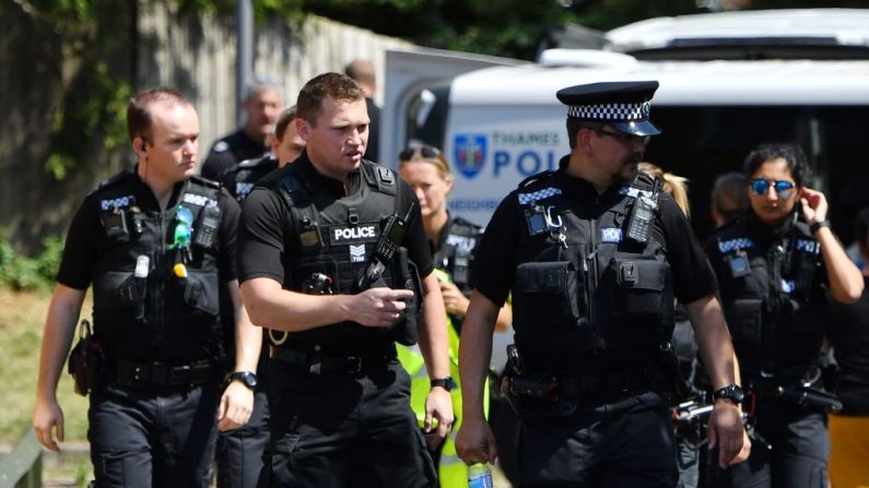 Oficiales de policía se congregan fuera de un bloque de apartamentos acordonado donde el sospechoso de un incidente de apuñalamiento múltiple vivía en Reading, al oeste de Londres (Reino Unido), el 23 de junio de 2020. (Foto de BEN STANSALL/AFP vía Getty Images)