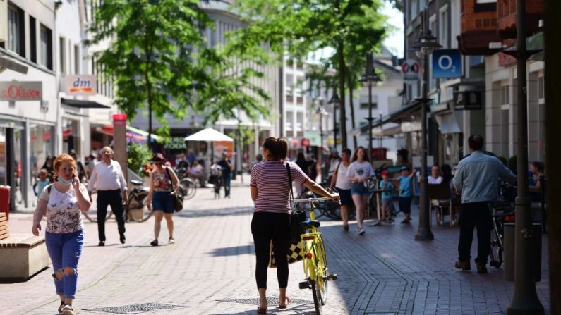 Los ciudadanos caminan en la zona peatonal de Gütersloh, Alemania occidental, el 23 de junio de 2020. (Foto de INA FASSBENDER/AFP vía Getty Images)