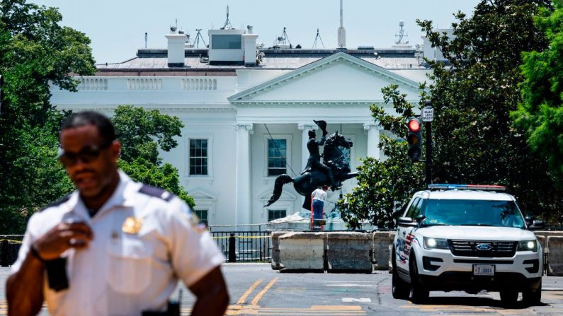 La estatua del expresidente de Estados Unidos Andrew Jackson es inspeccionada después de que los manifestantes intentaran derribarla durante la noche en el Parque Lafayette en Washington, DC, el 23 de junio de 2020. (JIM WATSON/AFP vía Getty Images)
