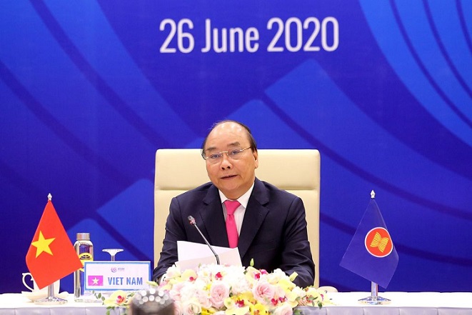 El primer ministro de Vietnam, Nguyen Xuan Phuc, se dirige a los líderes regionales durante la Cumbre de la Asociación de Naciones del Sudeste Asiático (ASEAN), celebrada en línea debido a la pandemia del COVID-19, en Hanoi el 26 de junio de 2020. (LUONG THAI LINH/POOL/AFP vía Getty Images)