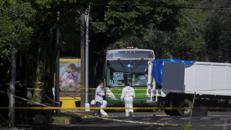 Los expertos trabajan en la escena del crimen después de que el Secretario de Seguridad Pública de la Ciudad de México, Omar García Harfuch, fuera herido en un atentado en la Ciudad de México (México), el 26 de junio de 2020. (Foto de PEDRO PARDO/AFP vía Getty Images)