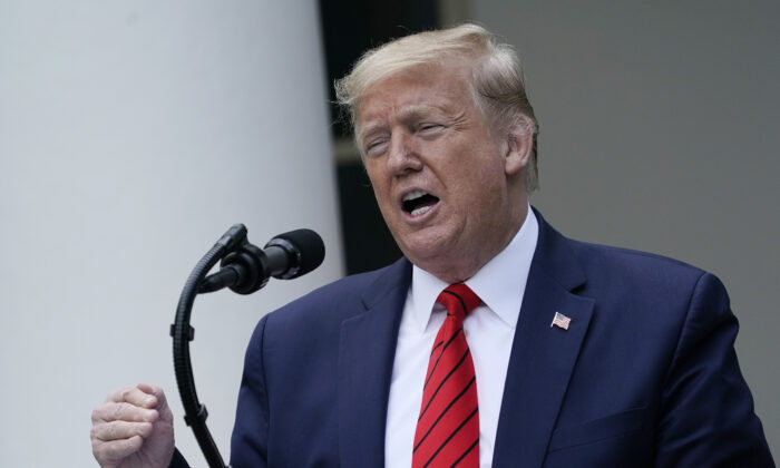 El presidente Donald Trump habla durante una conferencia de prensa en la Rosaleda de la Casa Blanca el 11 de mayo de 2020. (Drew Angerer/Getty Images)