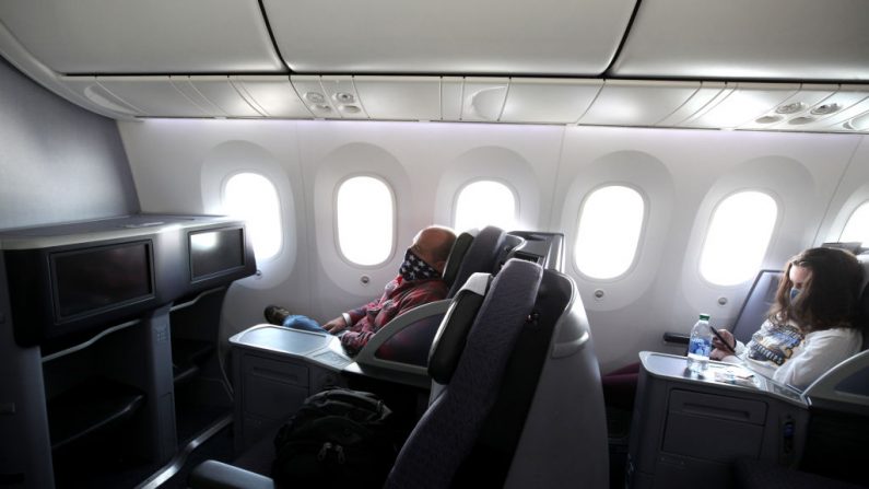 Los pasajeros se sientan en primera clase a bordo de un vuelo de United Airlines a Houston, Texas desde San Francisco el 11 de mayo de 2020. (Justin Sullivan/Getty Images)