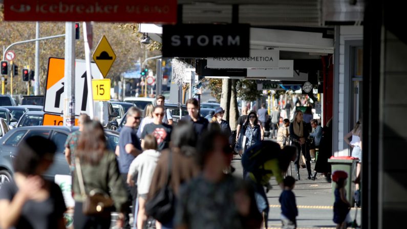 La gente regresa a comprar y a cenar a lo largo de Ponsonby Road el 16 de mayo de 2020 en Auckland, Nueva Zelanda. (Foto de Phil Walter/Getty Images)