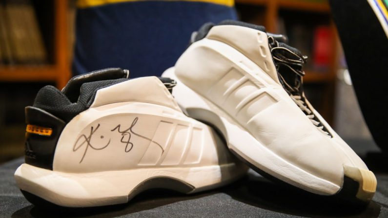 Un par de zapatos firmados por Kobe Bryant y usados en el juego se exhiben en un preestreno de prensa para leyendas del deporte con Kobe Bryant, la FIFA y medallas olímpicas en las subastas de Julien's en Culver City, California, el 18 de mayo de 2020. (Rich Fury/Getty Images)
