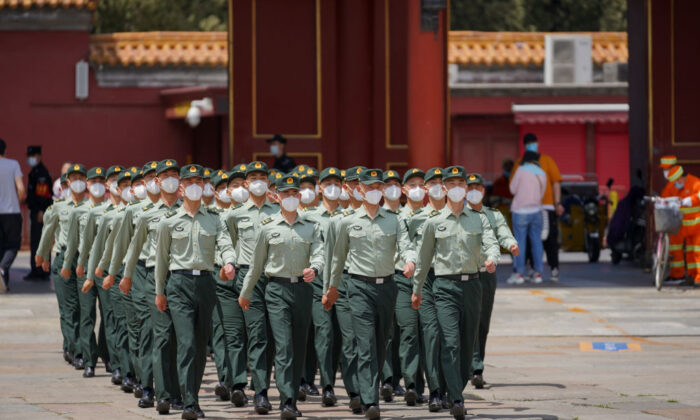 Soldados del Ejército Popular de Liberación marchan frente a la entrada de la Ciudad Prohibida en Beijing el 20 de mayo de 2020. (Andrea Verdelli/Getty Images)