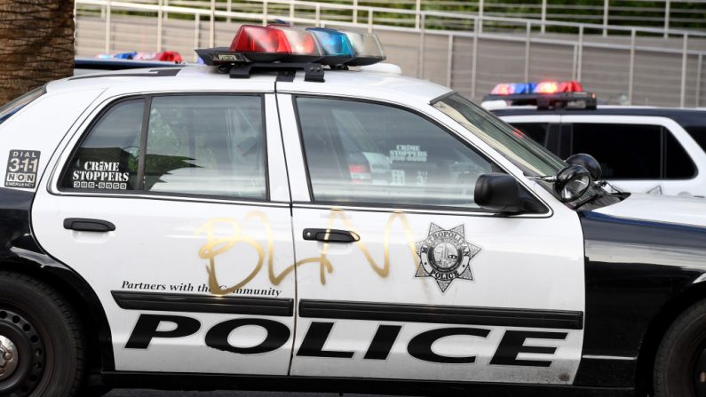 Una patrulla de la Policía Metropolitana de Las Vegas fue vandalizada durante una manifestación de Black Lives Matter el 29 de mayo de 2020 en Las Vegas, Nevada. (Foto de Ethan Miller/Getty Images)