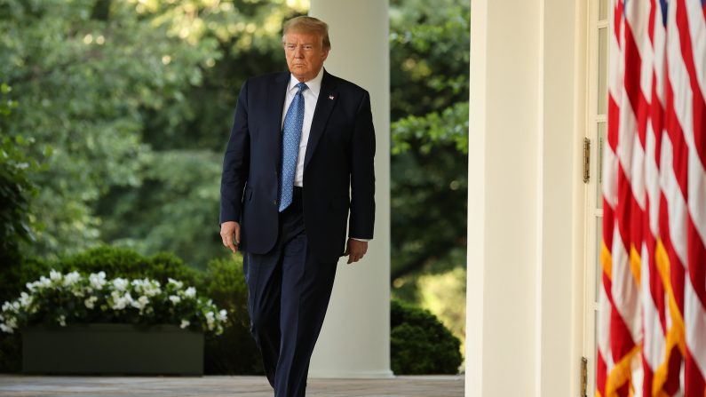 El presidente Donald Trump sale de la Casa Blanca para hacer una declaración a la prensa sobre la restauración del orden público el 1 de junio de 2020 en Washington, DC. (Chip Somodevilla/Getty Images)