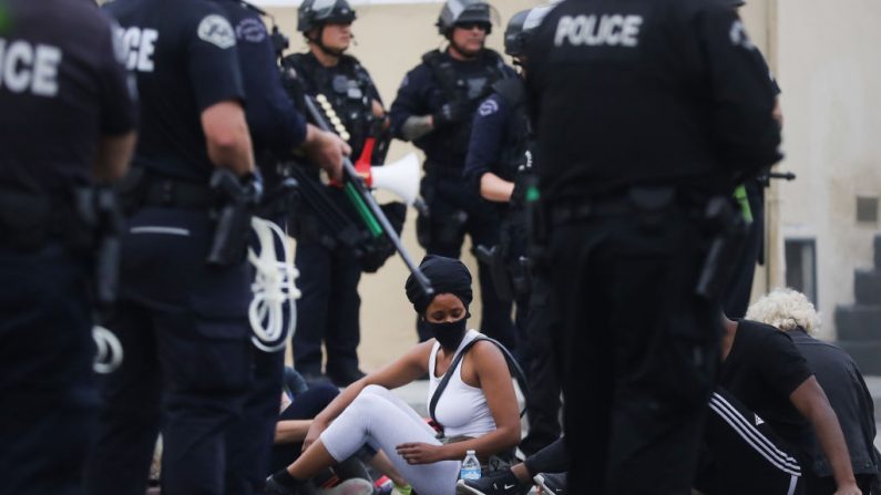 Los manifestantes son detenidos por la policía antes de ser arrestados por una violación del toque por la muerte de George Floyd el 1 de junio de 2020 en Los Ángeles, California. (Mario Tama/Getty Images)