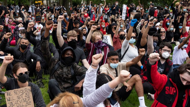 Los manifestantes se reúnen al comienzo de una manifestación de 'Black Lives Matter' y marchan en Hyde Park el 3 de junio de 2020 en Londres, Reino Unido. (Foto de Dan Kitwood/Getty Images)