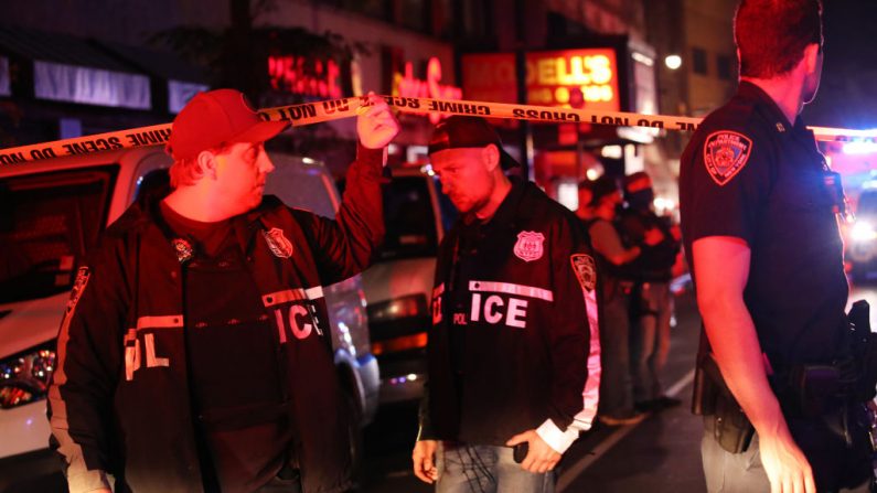 La policía se reúne en el lugar donde dos policías de la ciudad de Nueva York fueron baleados en un enfrentamiento en la noche del miércoles en Brooklyn el 3 de junio de 2020 en la ciudad de Nueva York. Los oficiales fueron alcanzados por disparos en la sección Flatbush de Brooklyn justo antes de la medianoche. (Spencer Platt/Getty Images)