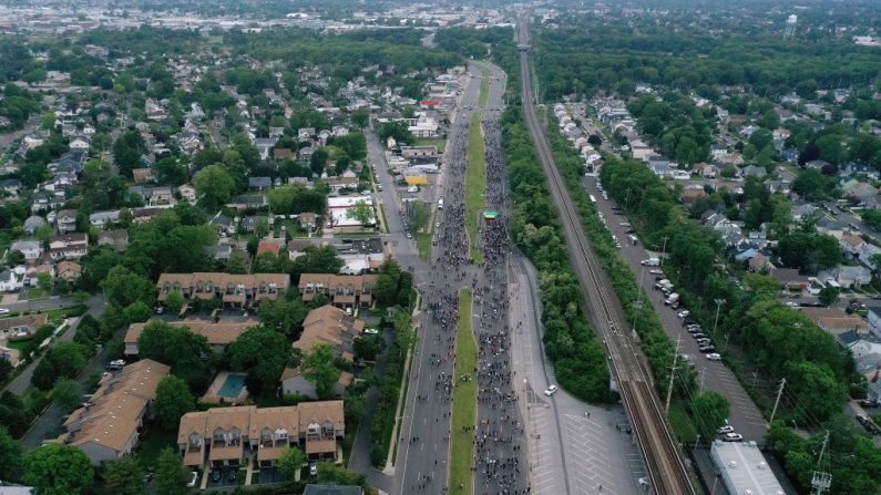 Una vista aérea de manifestantes marchando el 04 de junio de 2020 en Merrick, Nueva York. (Imágenes de Al Bello/Getty)
