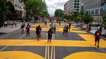 Autoridades no retiran «Desfinancien a la policía» de una calle de Washington