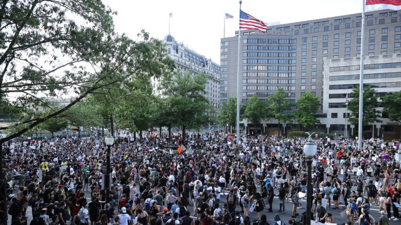 Los manifestantes se reúnen en la Plaza de la Libertad durante una protesta contra el racismo el 6 de junio de 2020 en Washington  DC., EE.UU., en la doceava jornada de manifestaciones en el país. (Chip Somodevilla/Getty Images)