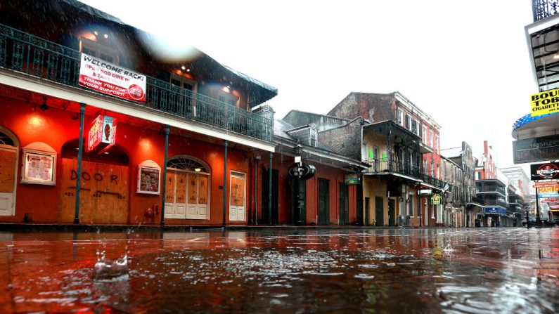 Charcos de agua a lo largo de la calle Bourbon en el Barrio Francés mientras la tormenta tropical Cristóbal se acerca a la costa el 07 de junio de 2020 en Nueva Orleans, Louisiana (EE.UU.). (Foto de Sean Gardner/Getty Images)