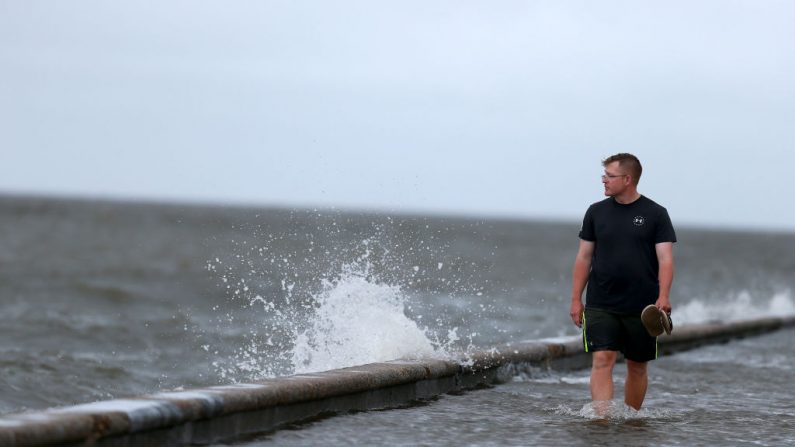 Un hombre camina a lo largo del dique del lago Pontchartrain mientras la tormenta tropical Cristóbal toca tierra el 7 de junio de 2020 en Nueva Orleans, Louisiana (EE.UU.). (Foto de Sean Gardner/Getty Images)
