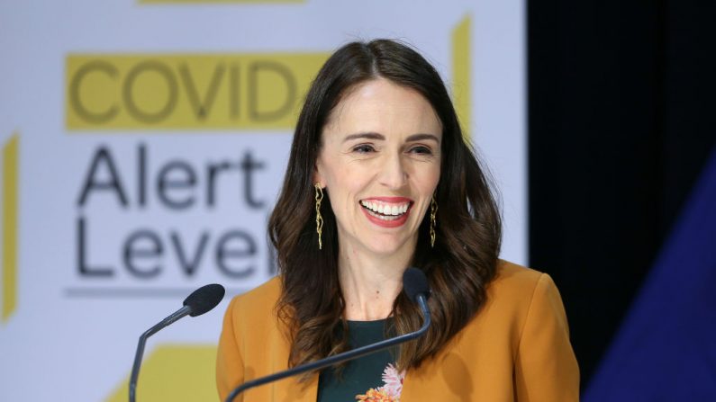 La Primera Ministra Jacinda Ardern habla con los medios de comunicación durante una conferencia de prensa posterior al gabinete en el Parlamento el 8 de junio de 2020 en Wellington, Nueva Zelanda. (Foto de Hagen Hopkins/Getty Images)