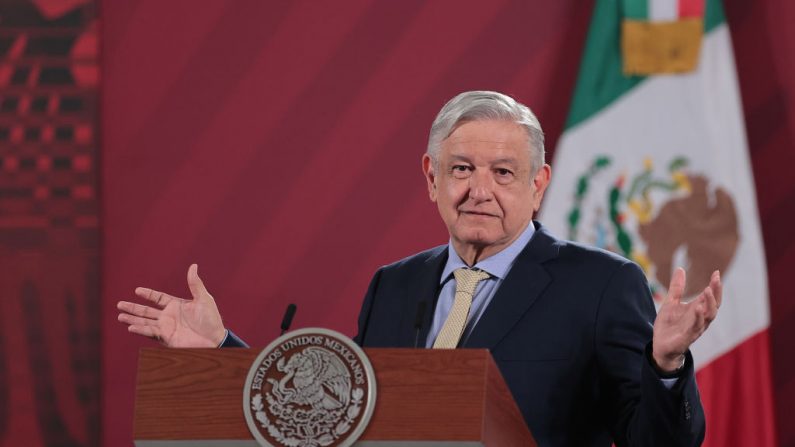 El presidente de México Andrés Manuel López Obrador hace un gesto durante su sesión informativa matutina diaria el 10 de junio de 2020 en la Ciudad de México, México. (Héctor Vivas/Getty Images)